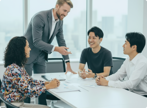 笑顔で議論するミーティング