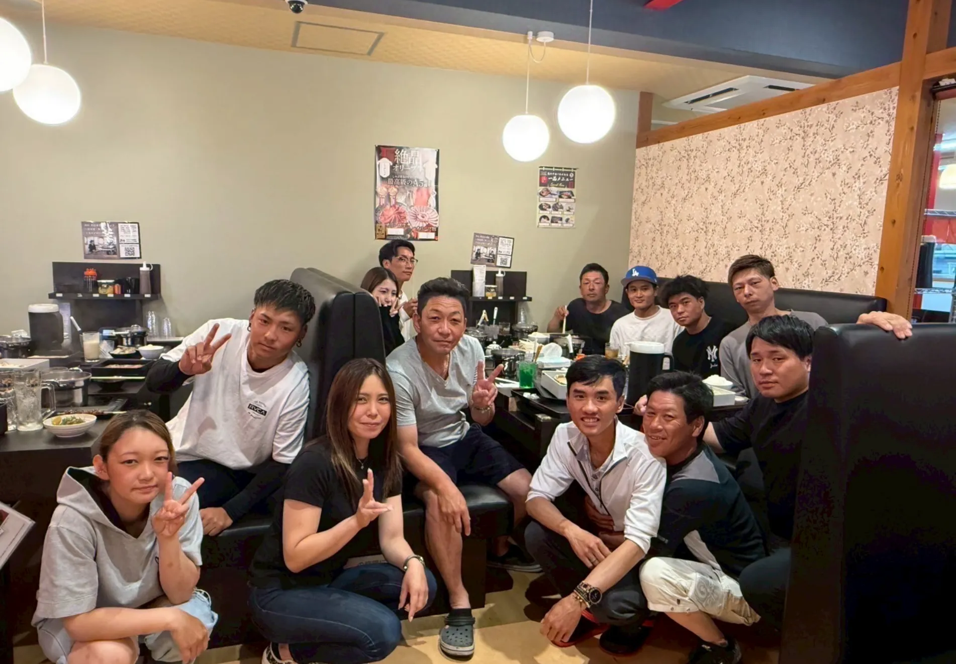 ミーティングで和やかに話す社員たち